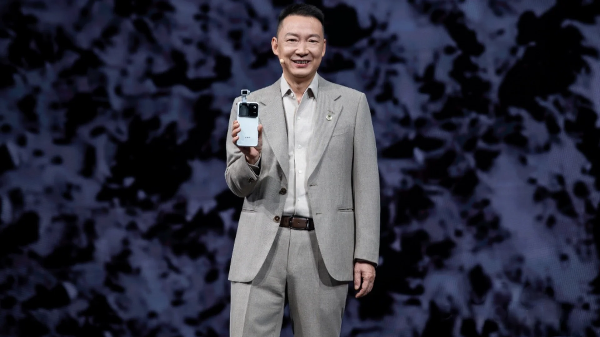 HONOR představuje Robot Phone, první smartphone s vestavěným gimbalem