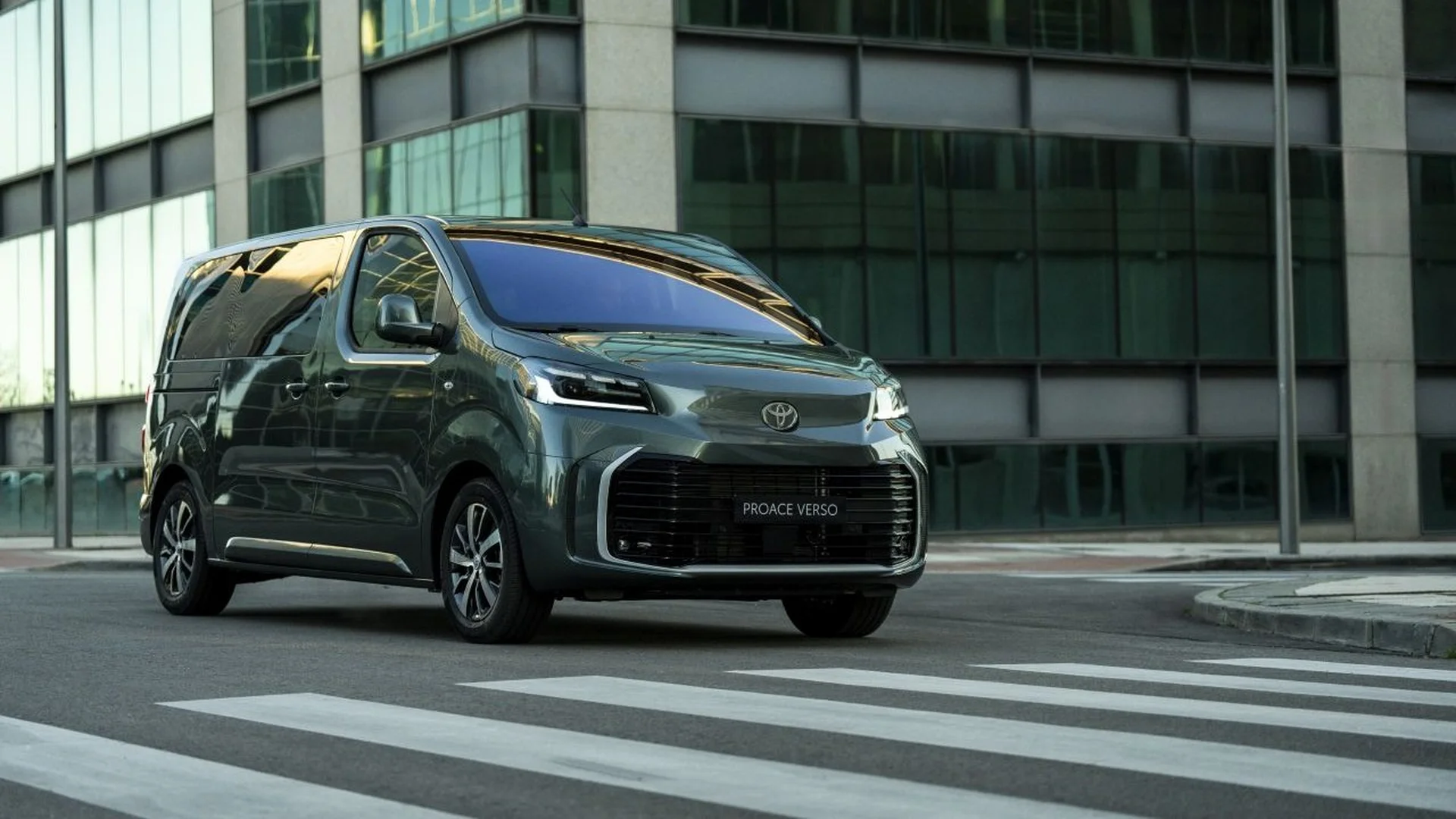 Toyota drží vedení v užitkových vozech a láká na skladové zásoby