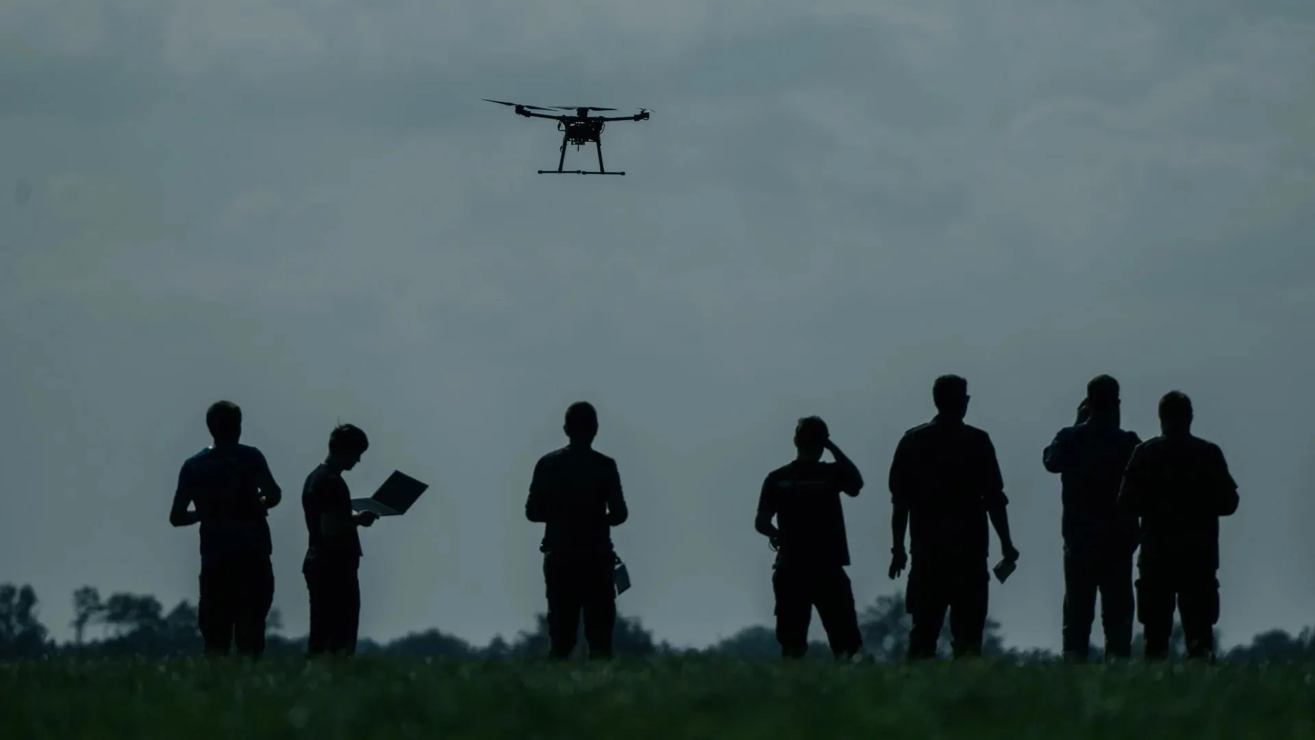 Čeští vědci uspěli v Německu s dronem, který poslouchá lidskou řeč