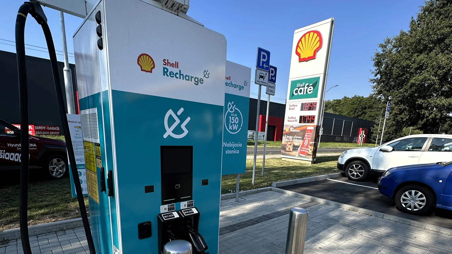 Česko má nové ultrarychlé nabíječky, většinu kapacity dobijí za čtvrt hodiny
